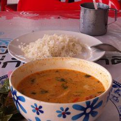 Tom Yam Gai (thailändische sauer - scharf Suppe mit Hähnchenfleisch)