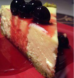 Cheesecake pistache-amaretto, coulis de griottines