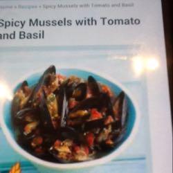 Spicy mussels with tomato and basil