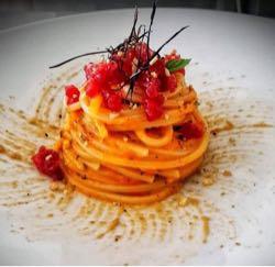 Spaghettone di Gragnano con crema di zucca gialla, melanzana in doppia consistenza e tonno rosso in tartare