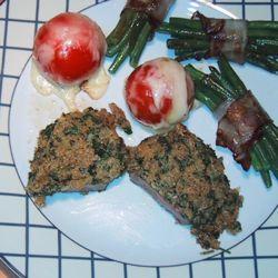 Roastbeef in Senf-Kräuter-Kruste mit Speckbohnen und Tomaten