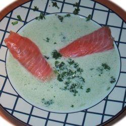 Suppe von frischen Erbsen mit Lachsroulade